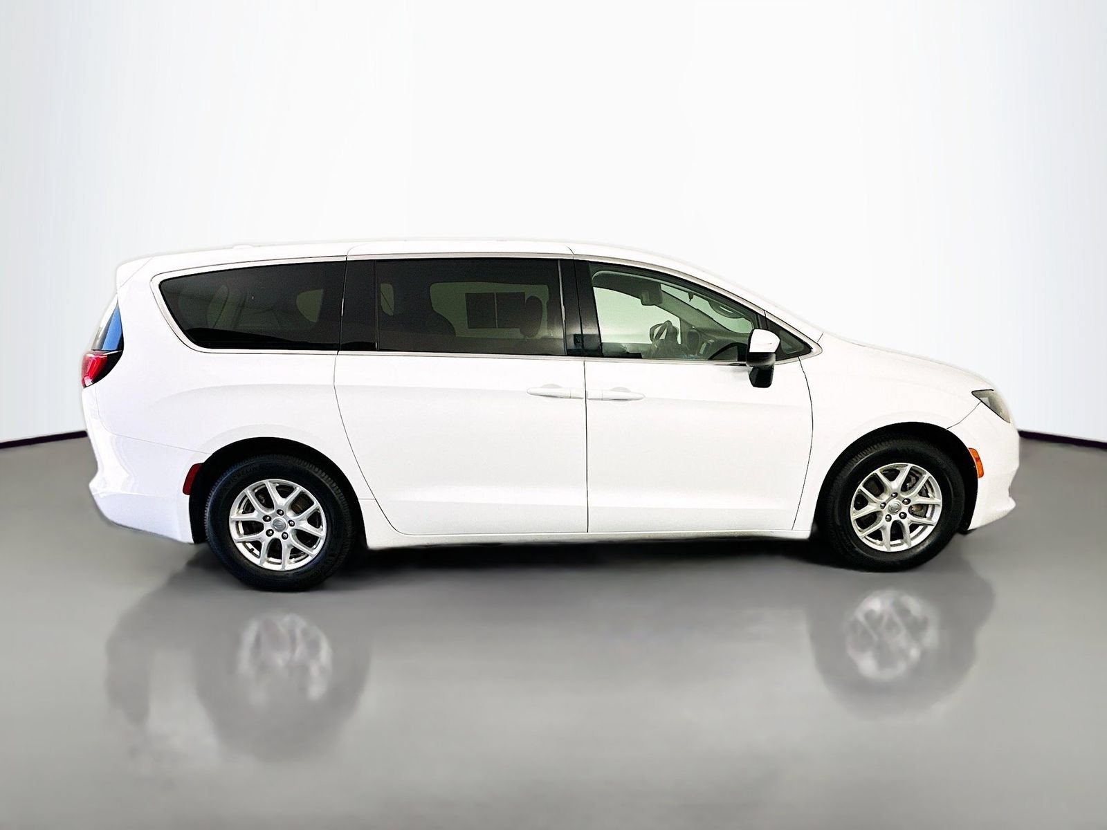 Used 2018 Chrysler Pacifica LX FWD image 8