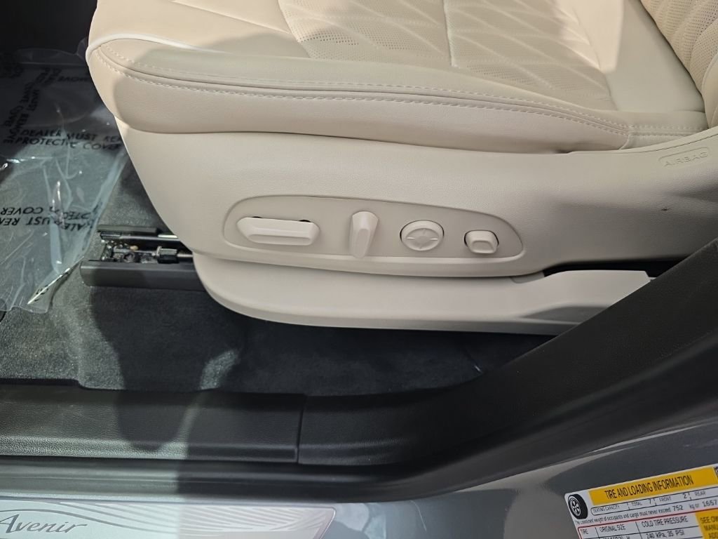 Used 2023 Buick Enclave Avenir FWD image 13