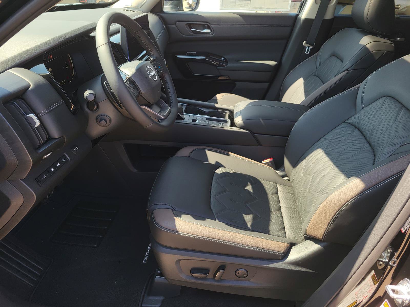 New 2026 Nissan Pathfinder Platinum w/ Accent Package FWD image 20