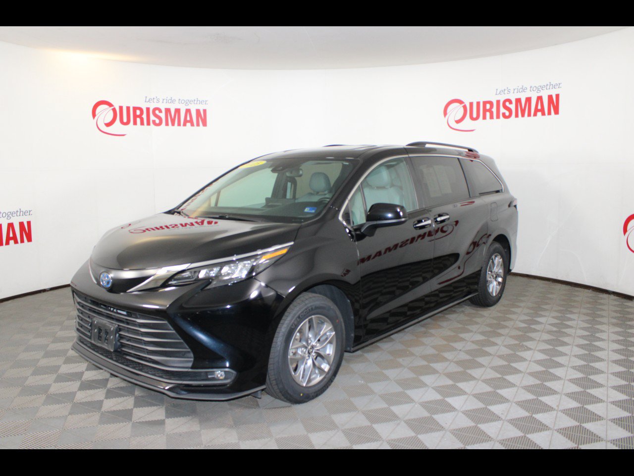 Used 2025 Toyota Sienna XLE FWD image 2