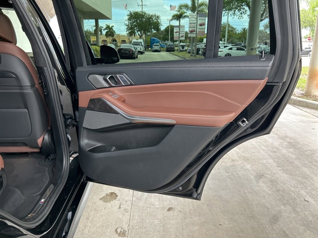Used 2022 BMW X7 M50i w/ Dynamic Handling Package image 44