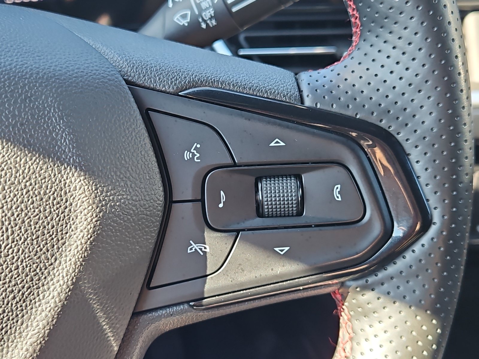 Used 2025 Chevrolet Trax RS w/ Sunroof Package FWD image 25
