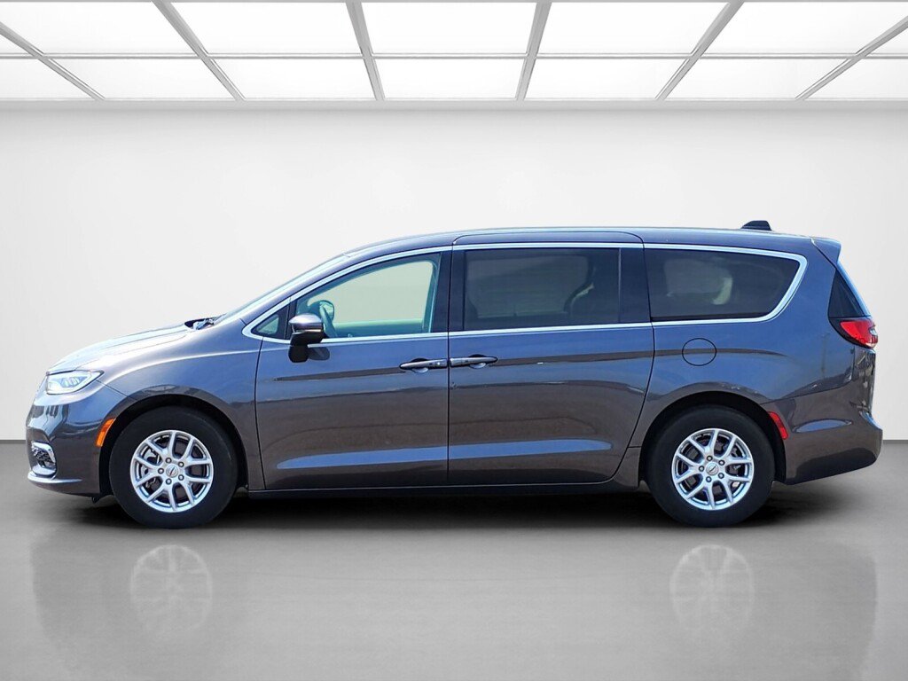 Used 2023 Chrysler Pacifica Touring-L FWD image 2