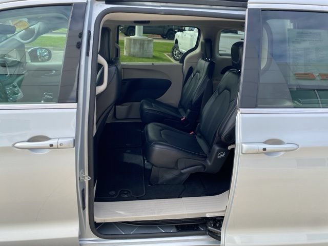 Used 2024 Chrysler Pacifica Touring-L FWD image 22