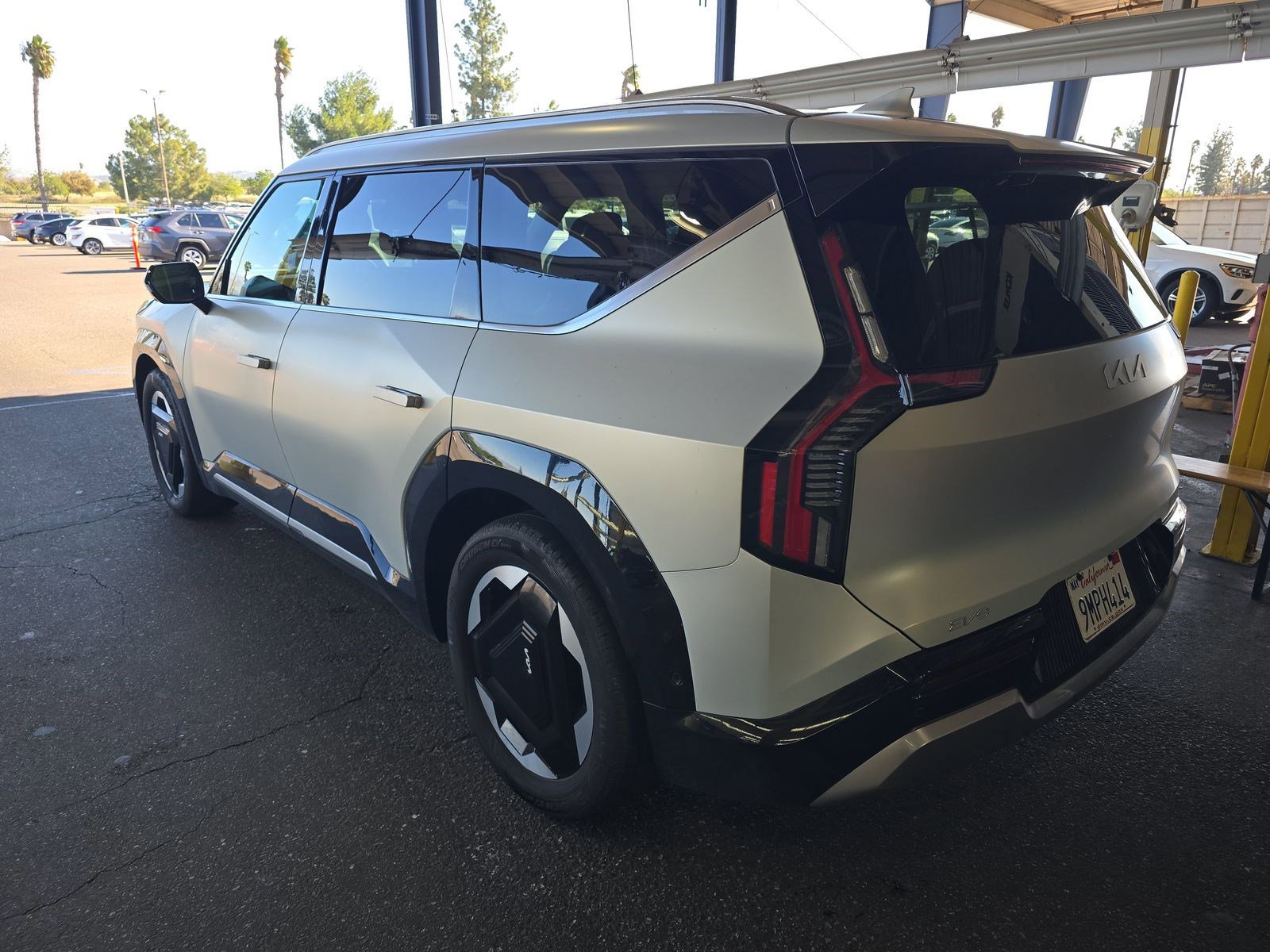 Used 2024 Kia EV9 Land image 5
