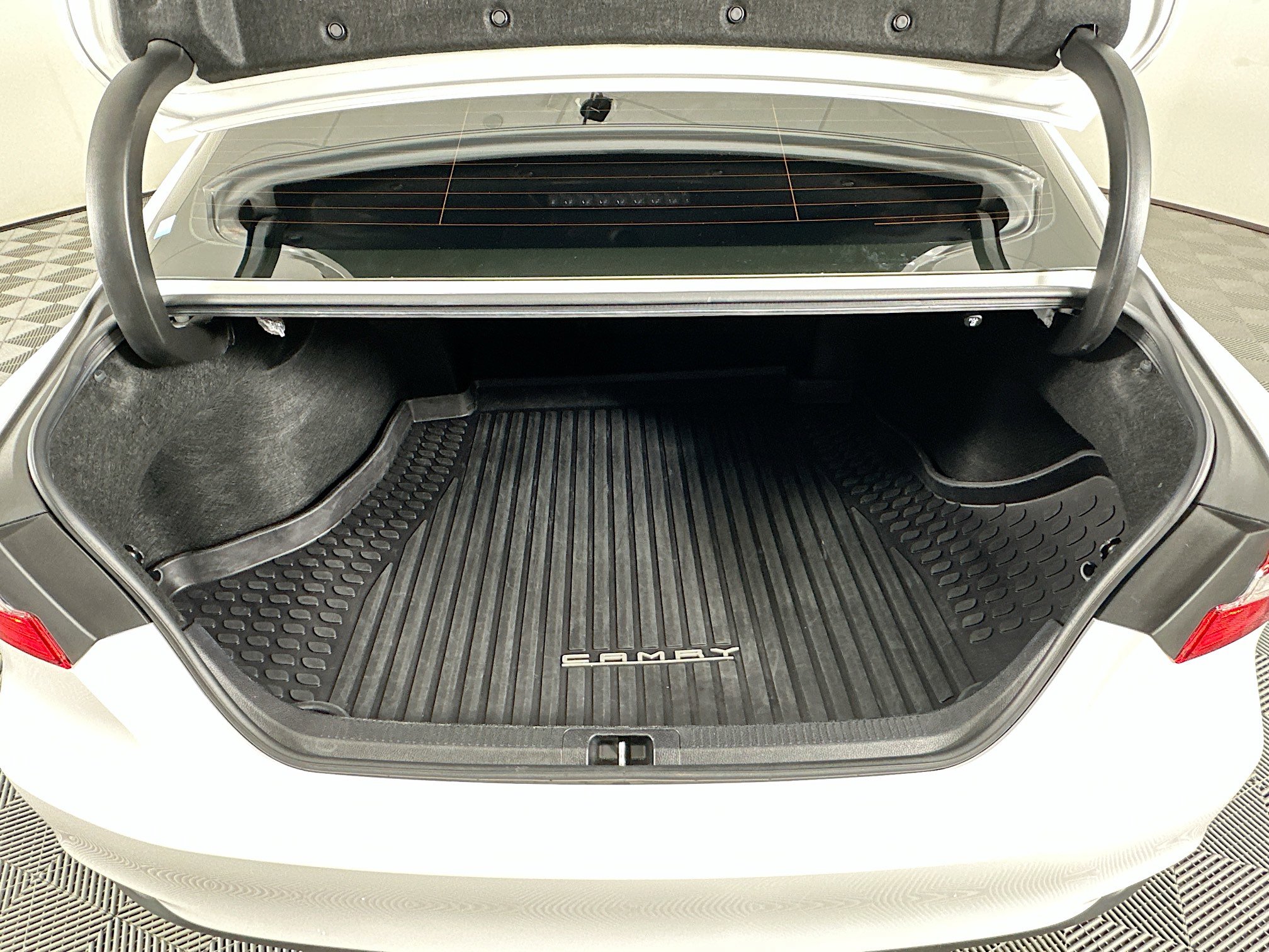 Used 2019 Toyota Camry LE image 26