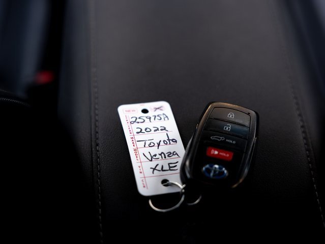 Used 2022 Toyota Venza XLE image 33