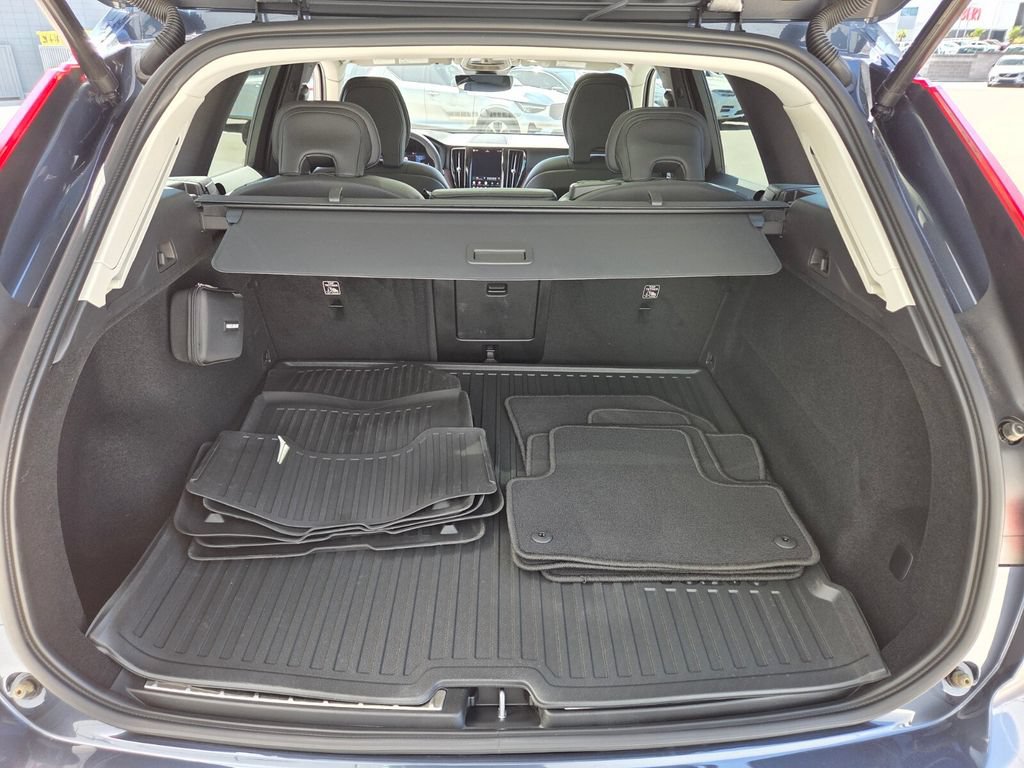 Used 2023 Volvo XC60 B5 Plus AWD/4WD image 19