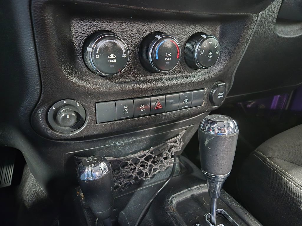 Used 2018 Jeep Wrangler Rubicon w/ Power Convenience Group AWD/4WD image 22