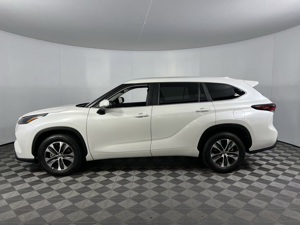 Used 2025 Toyota Highlander XLE image 8
