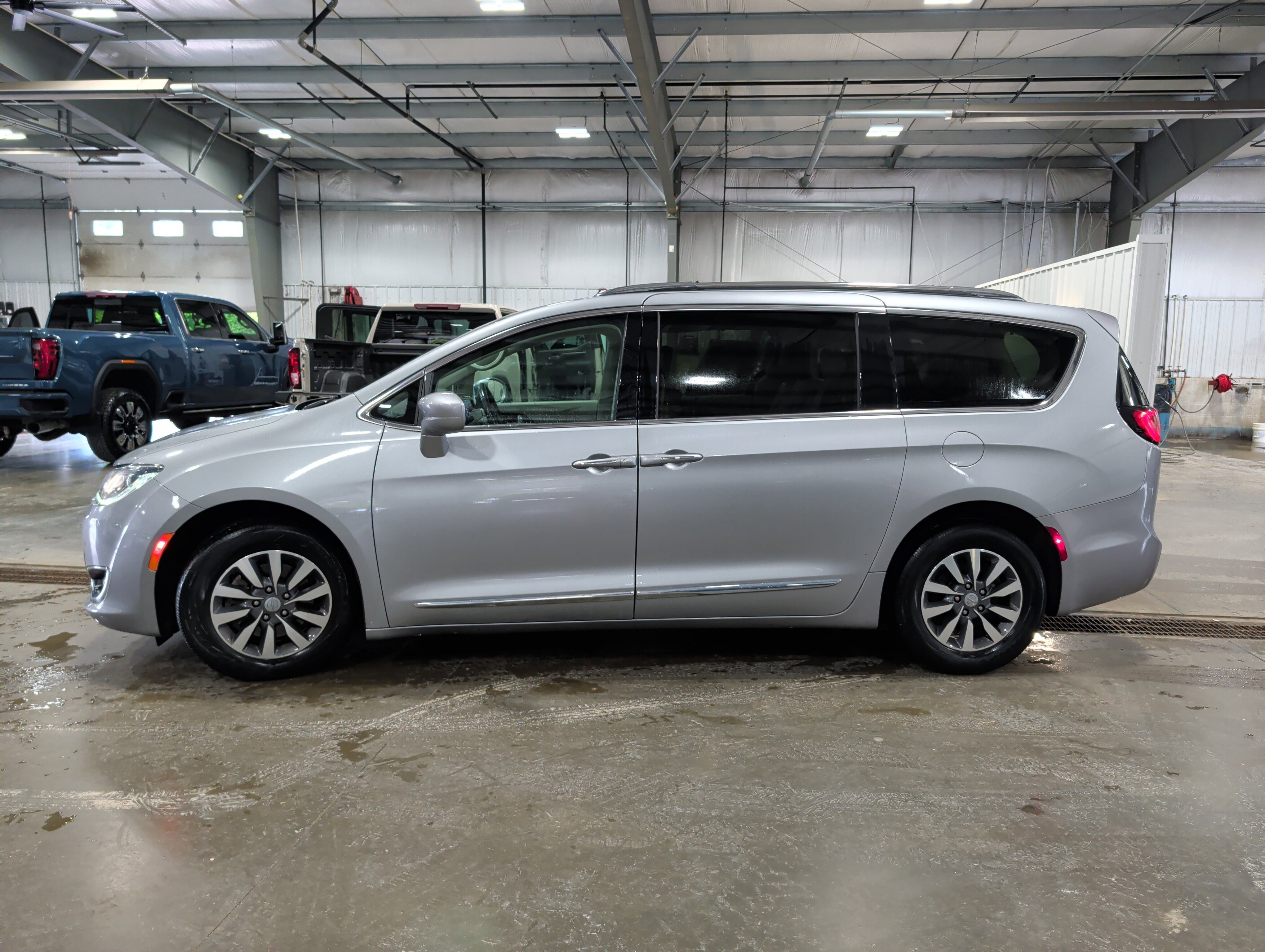 Used 2020 Chrysler Pacifica Touring-L Plus FWD image 5