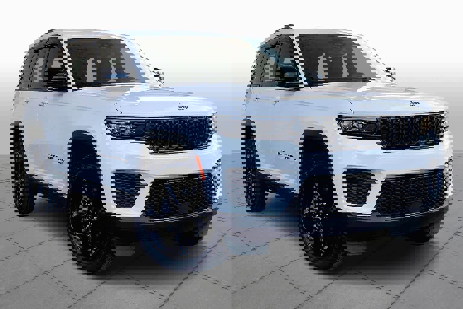 Used 2023 Jeep Grand Cherokee Altitude image 2