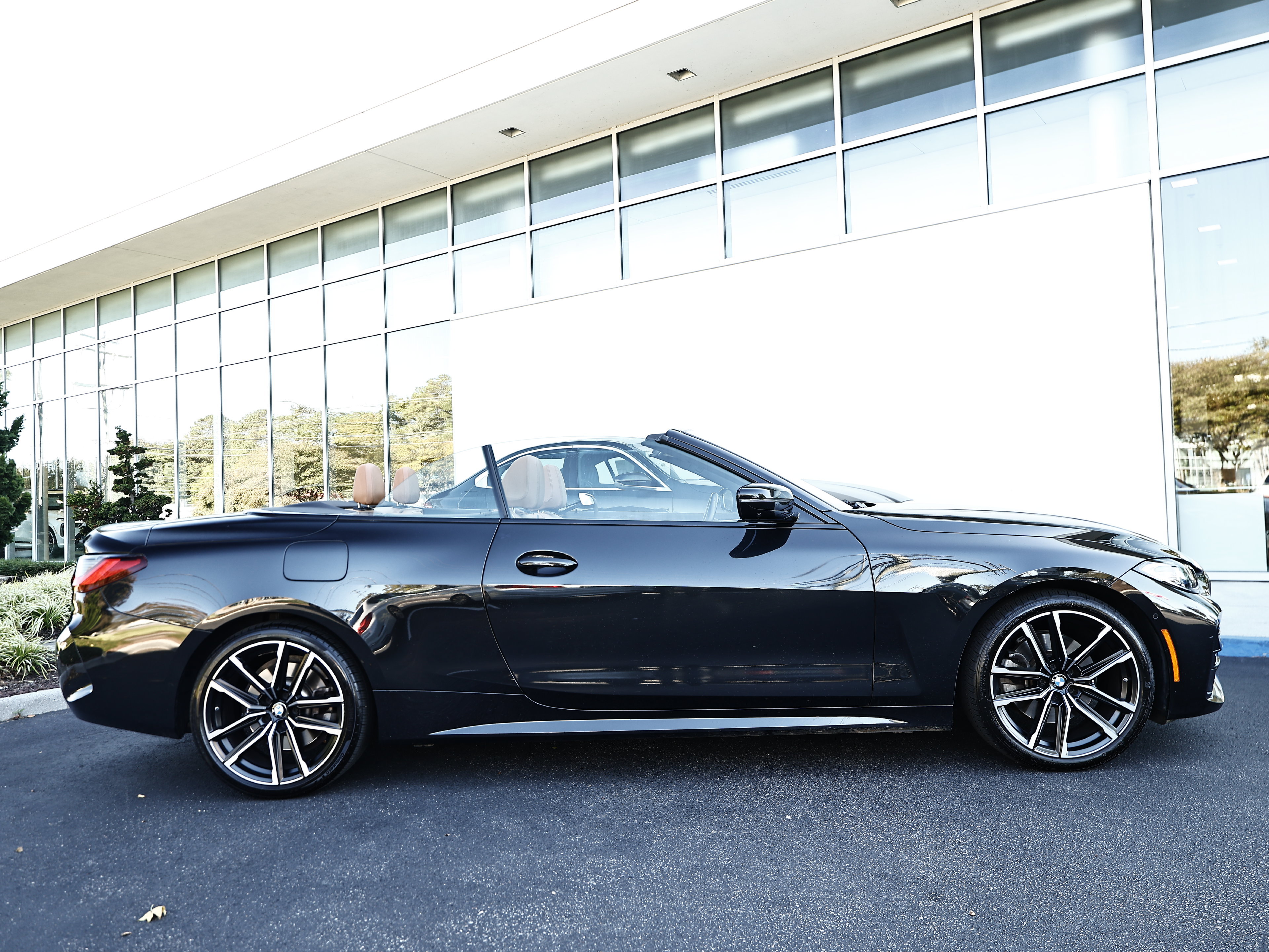 Used 2024 BMW 430i xDrive Convertible w/ M Sport Package AWD/4WD image 4