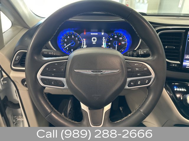 Used 2023 Chrysler Pacifica Touring-L FWD image 13