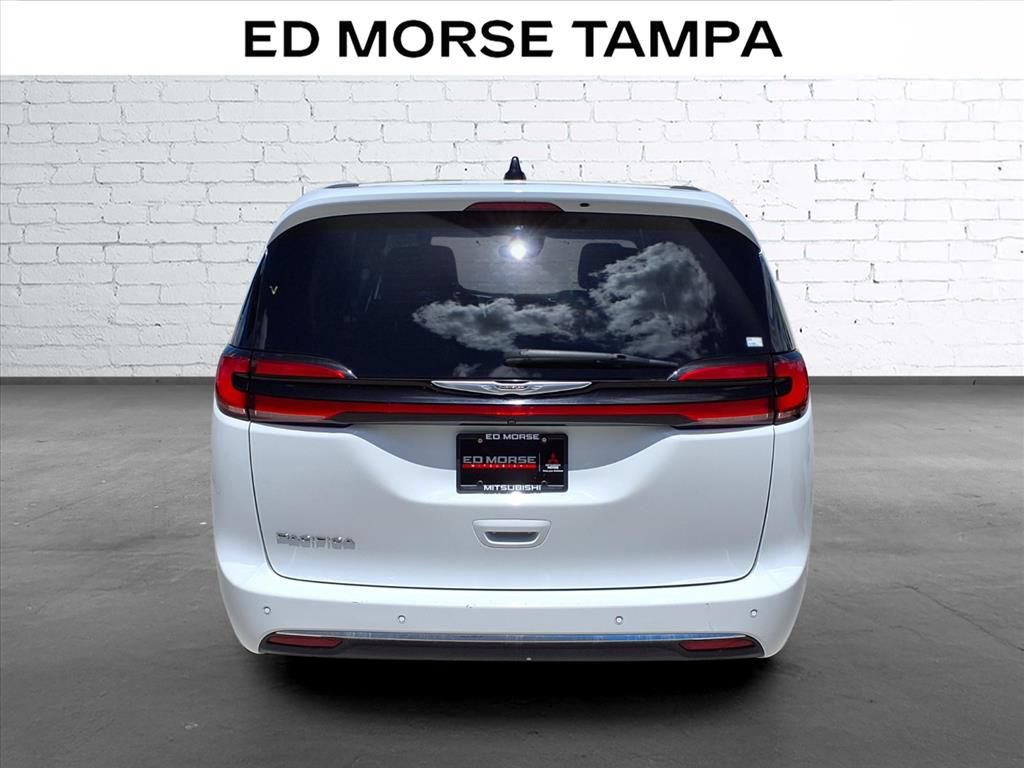 Used 2023 Chrysler Pacifica Touring-L FWD image 4
