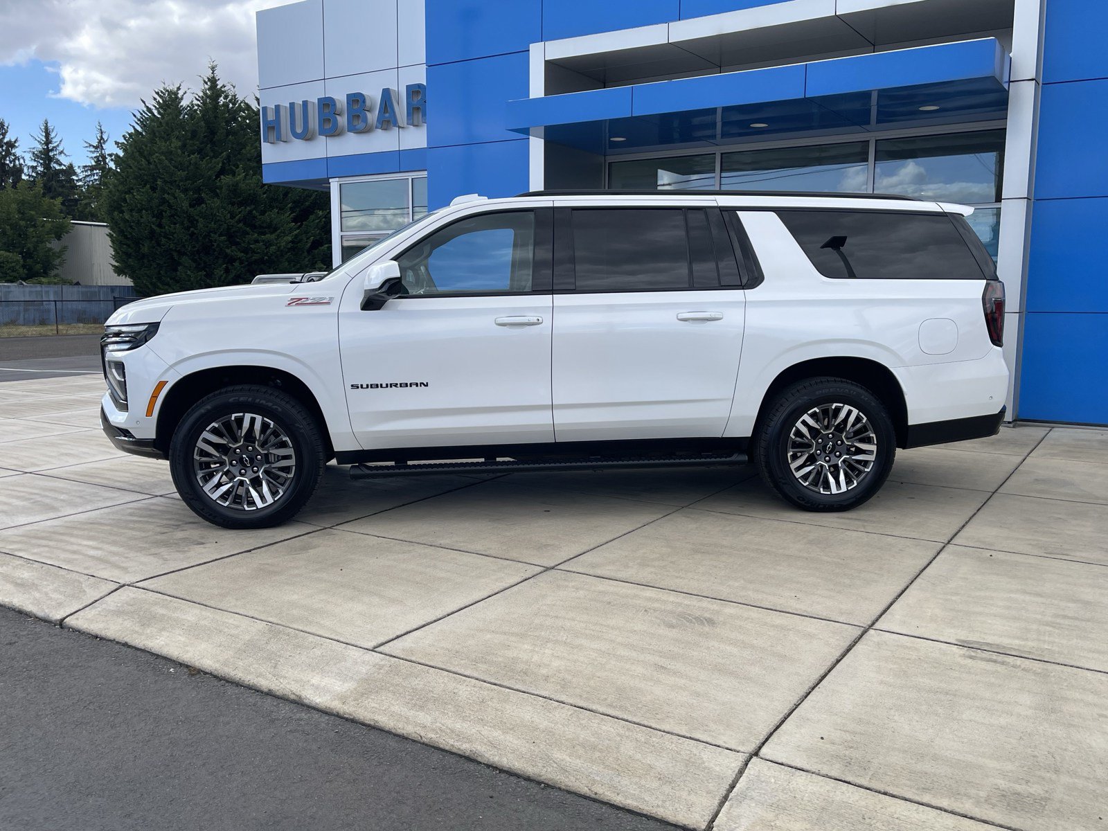 Used 2025 Chevrolet Suburban Z71 AWD/4WD image 2