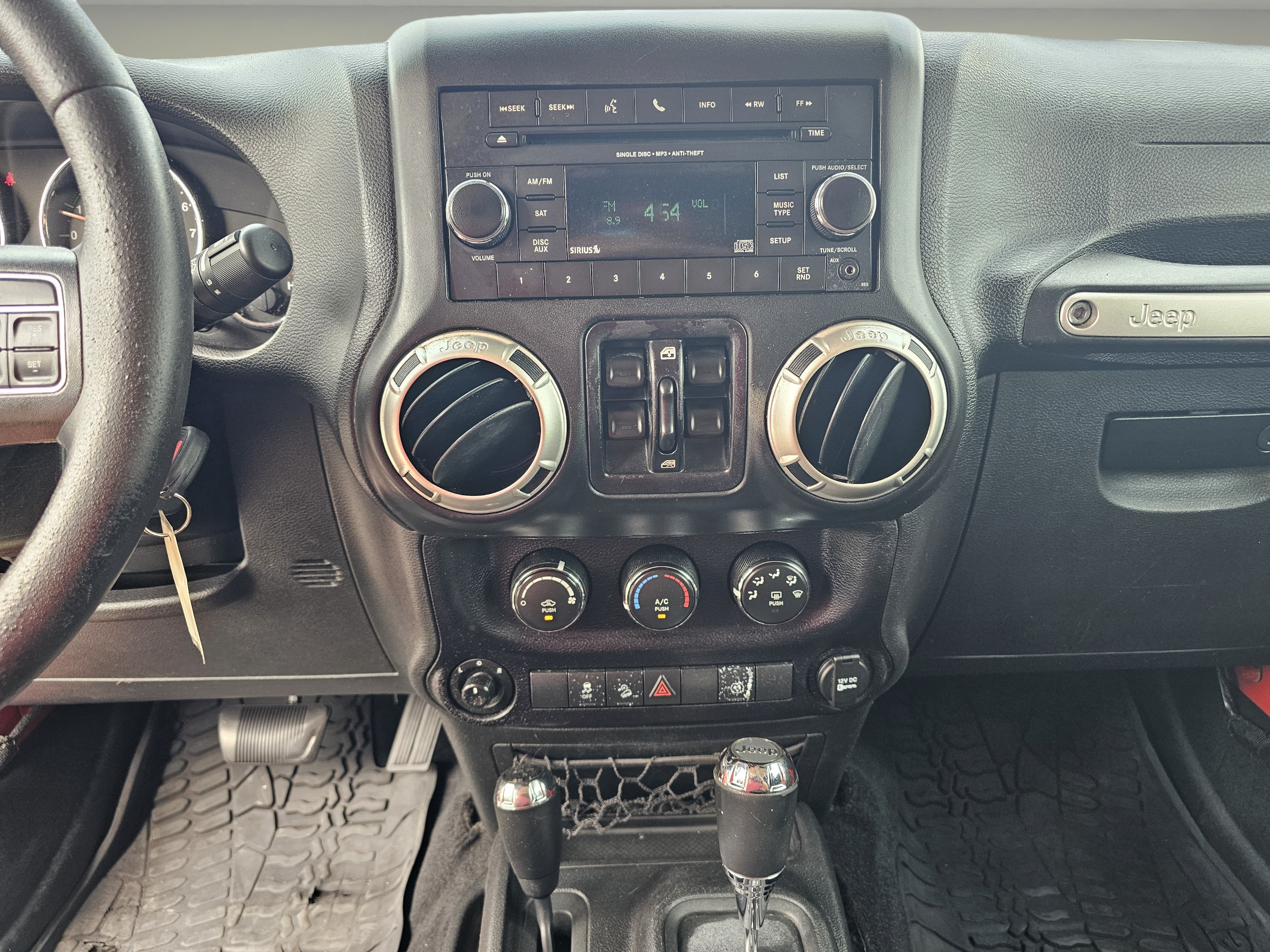 Used 2017 Jeep Wrangler Unlimited Sahara w/ Connectivity Group AWD/4WD image 13