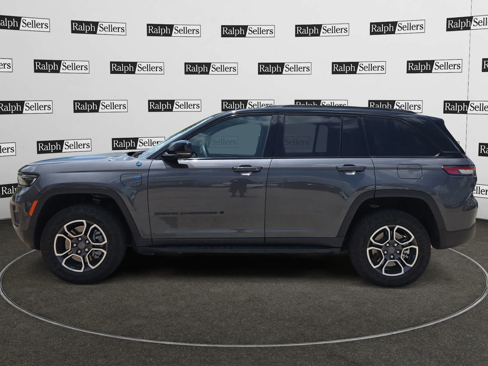 Used 2023 Jeep Grand Cherokee Trailhawk w/ Luxury Tech Group III AWD/4WD image 3