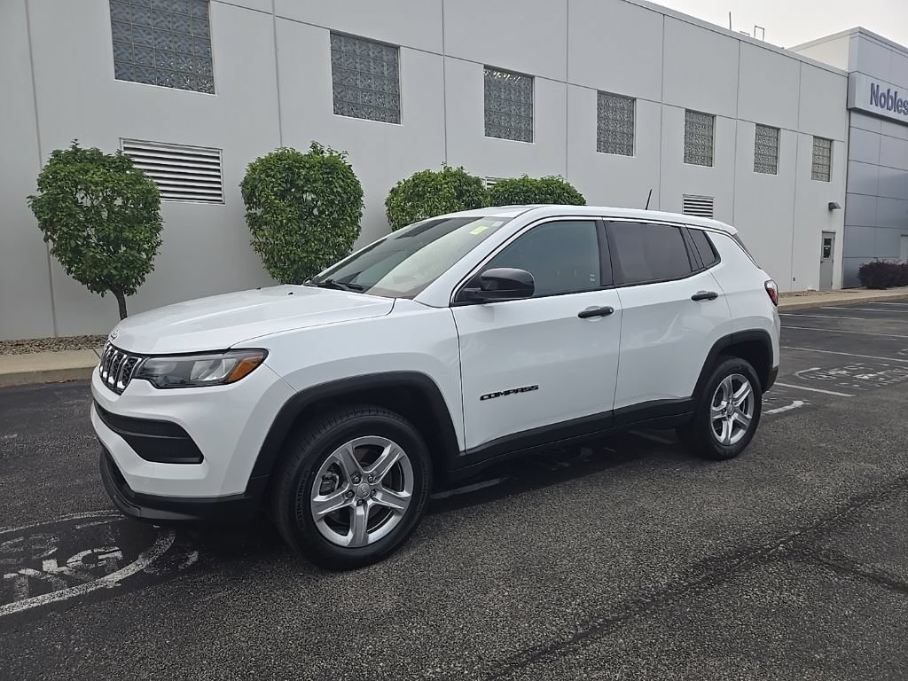 Used 2024 Jeep Compass Sport AWD/4WD image 2