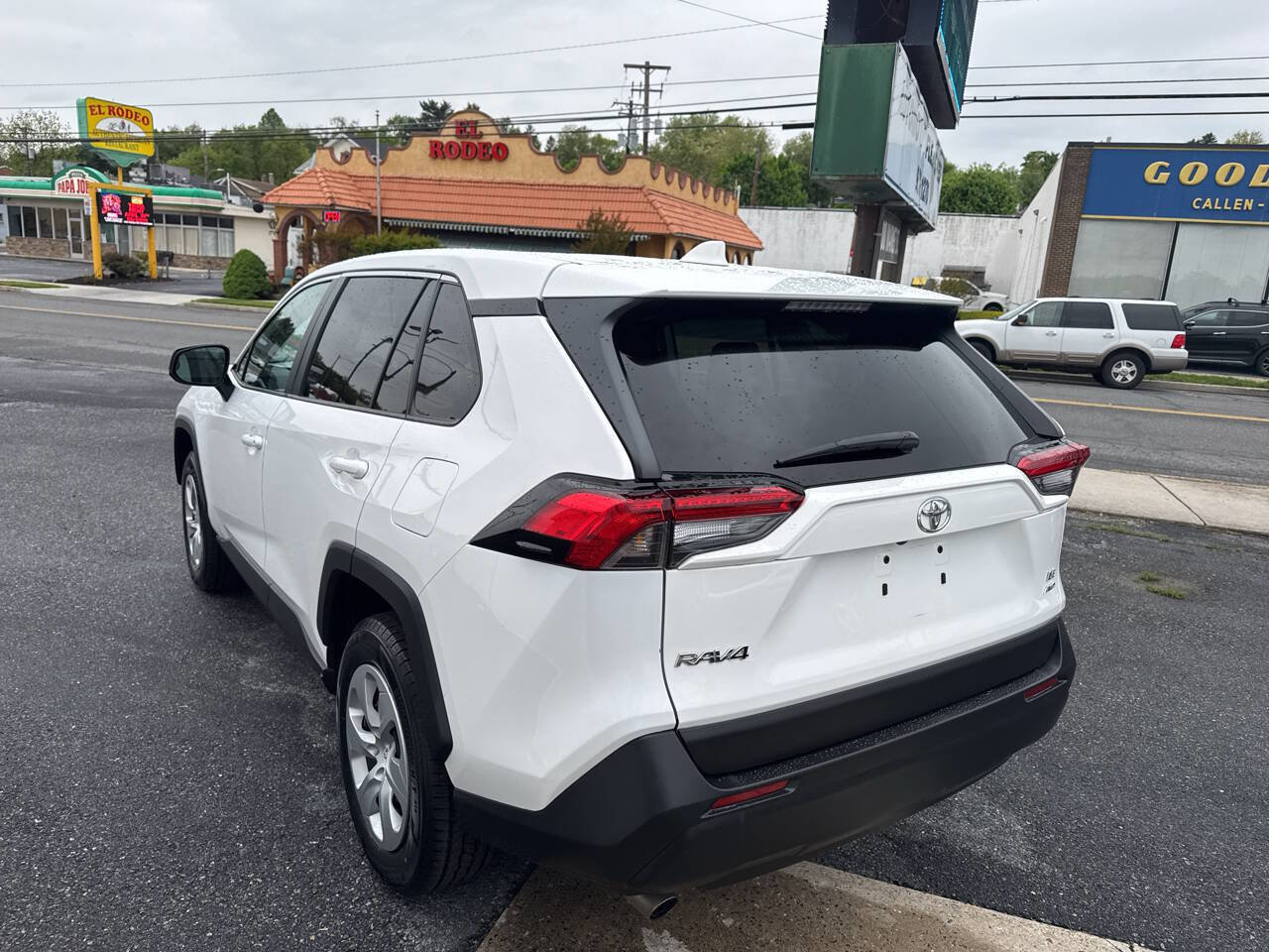 Used 2022 Toyota RAV4 LE AWD/4WD image 4