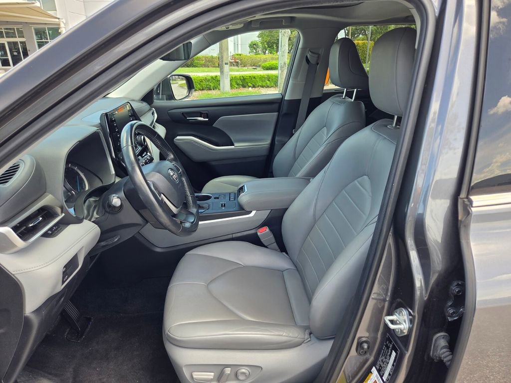 Used 2022 Toyota Highlander XLE image 11