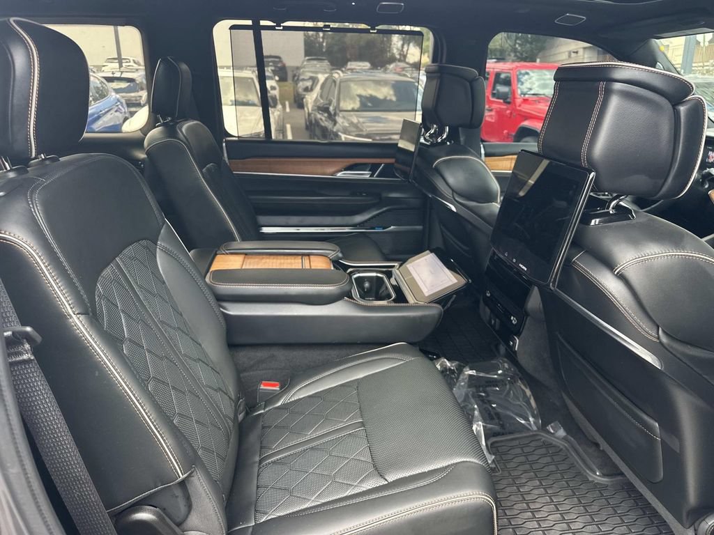 Used 2024 Jeep Grand Wagoneer Series III w/ Rear Seat Video Group 1 AWD/4WD image 15