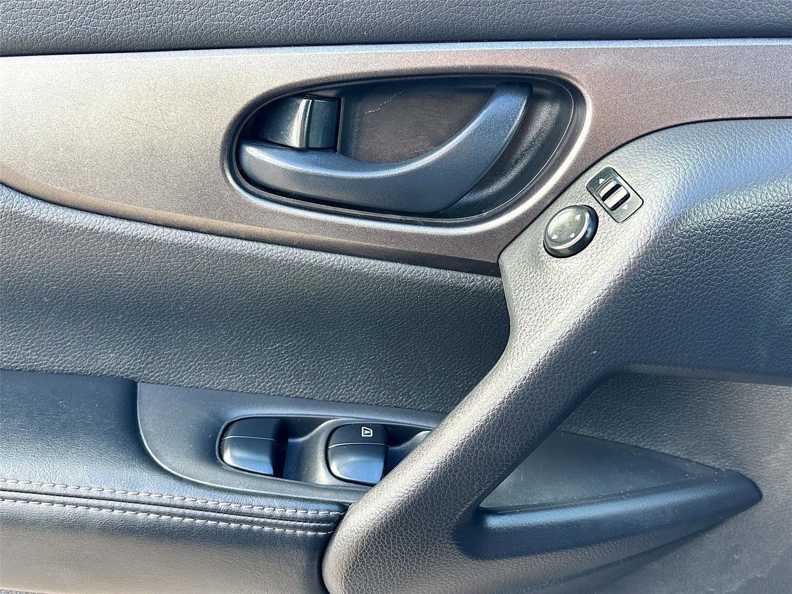 Used 2019 Nissan Rogue Sport S image 18