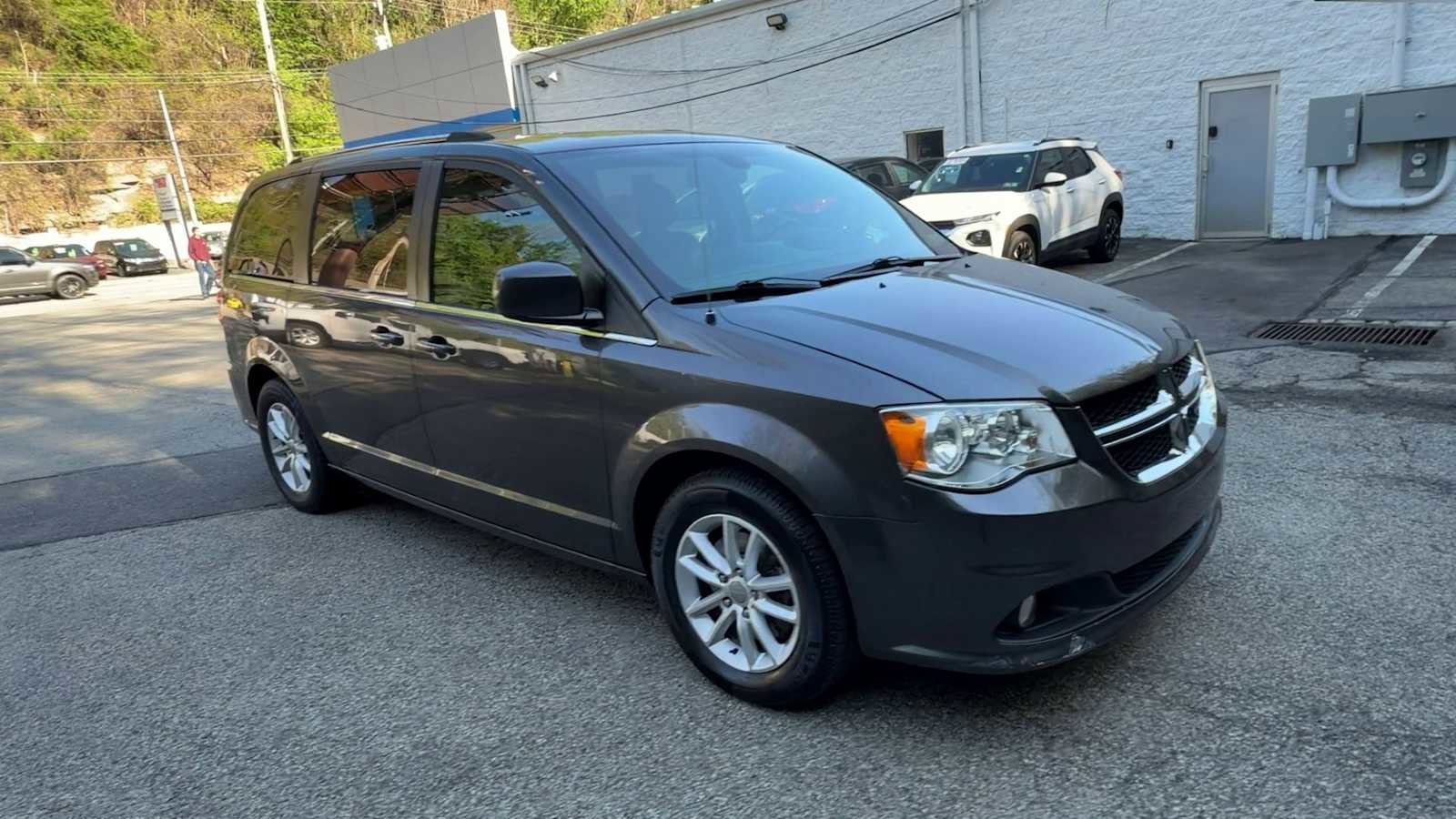 Used 2018 Dodge Grand Caravan SXT FWD image 2