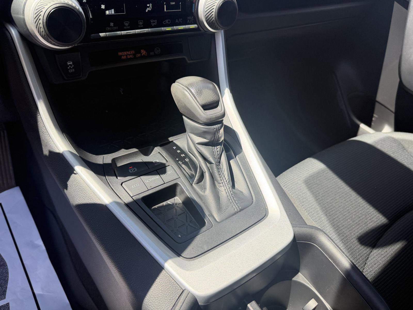 Used 2022 Toyota RAV4 LE FWD image 18