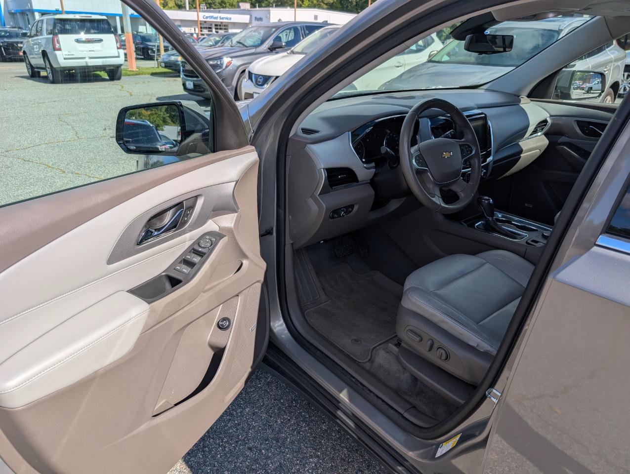 Used 2018 Chevrolet Traverse LT FWD image 13