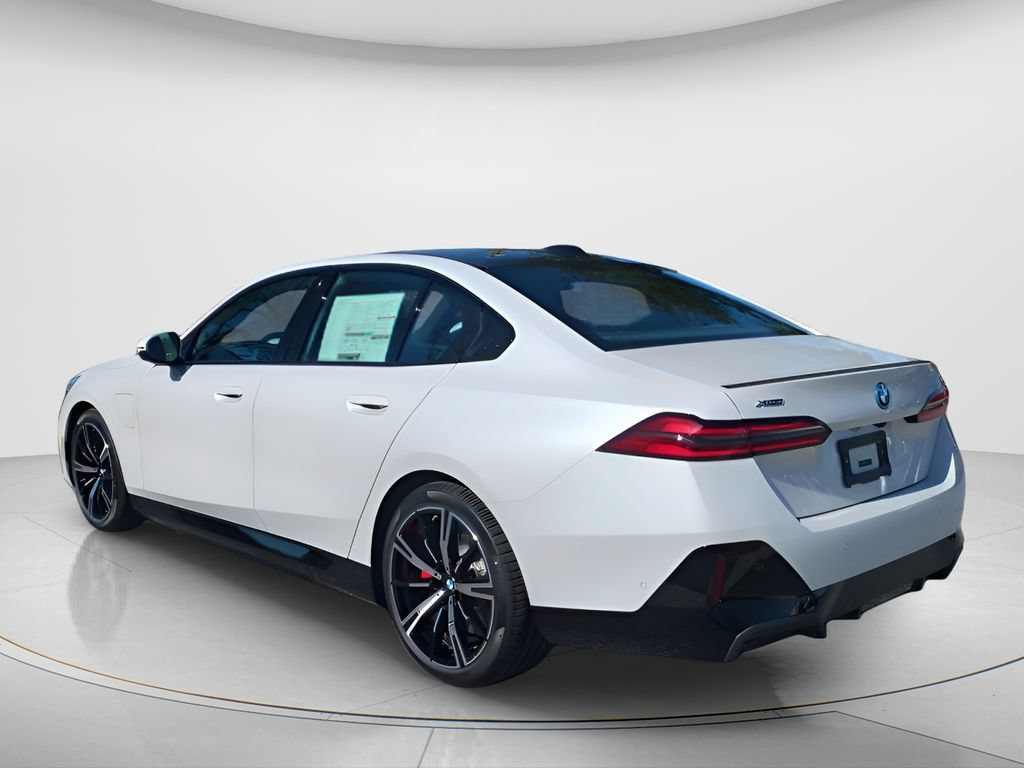 New 2026 BMW 550e xDrive w/ Premium Package AWD/4WD image 7