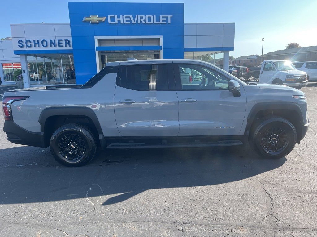 New 2025 Chevrolet Silverado EV LT image 9