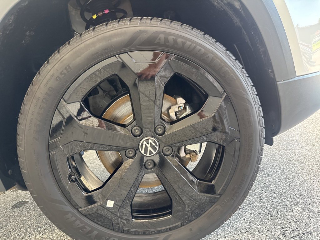 Certified 2025 Volkswagen Taos SE image 7