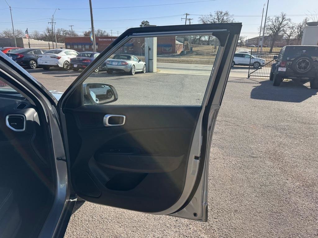 Used 2023 Hyundai Venue SEL image 25
