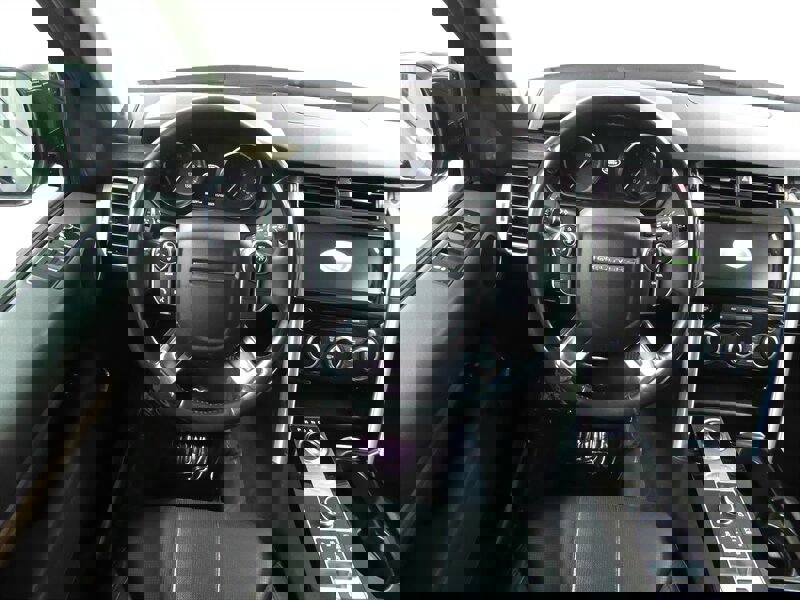 Used 2017 Land Rover Discovery HSE image 9