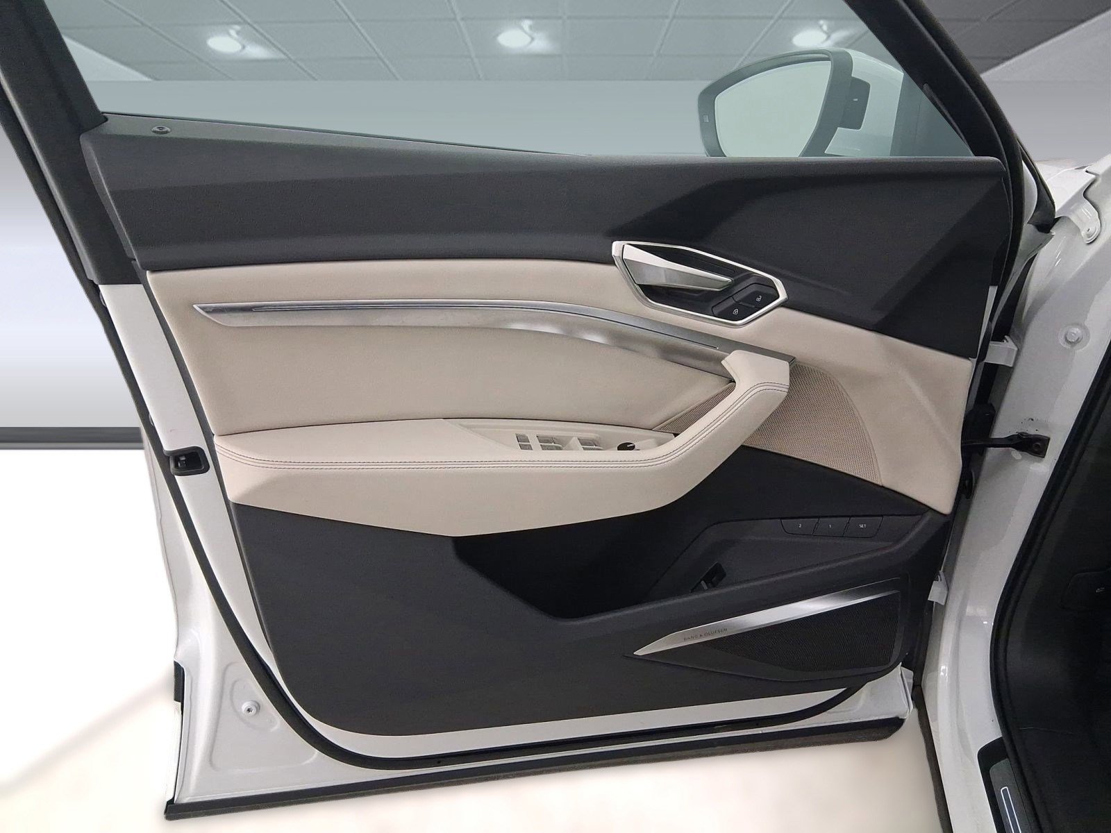 Certified 2024 Audi Q8 e-tron Premium Plus w/ Premium Plus Package image 18