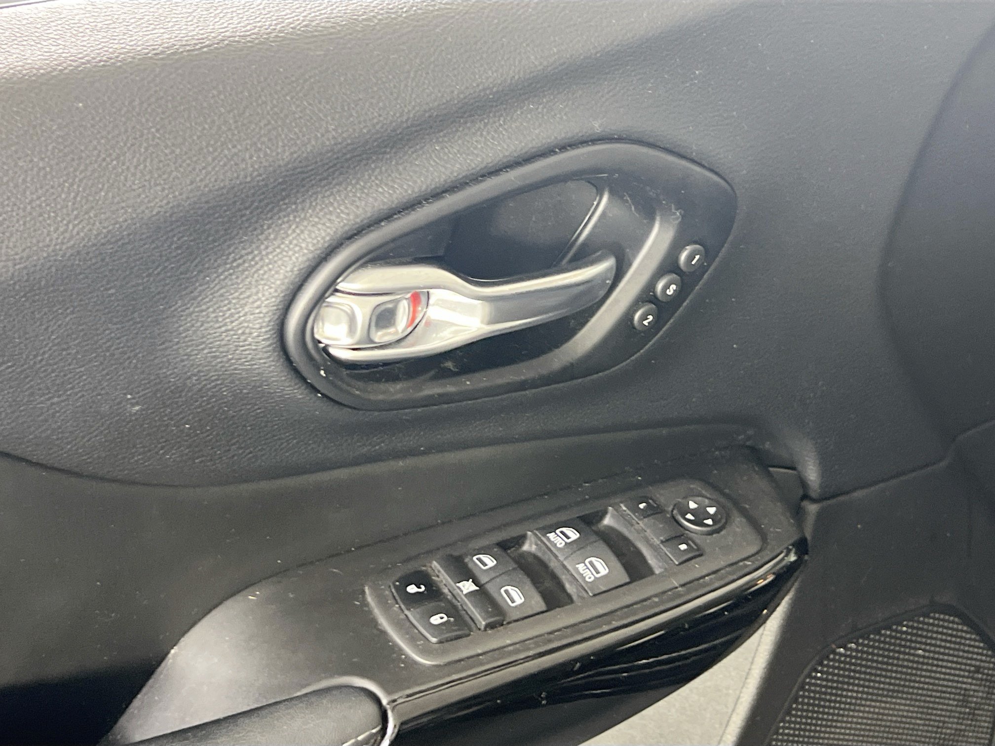 Used 2023 Jeep Cherokee Altitude Lux w/ Lux Elite Package AWD/4WD image 18