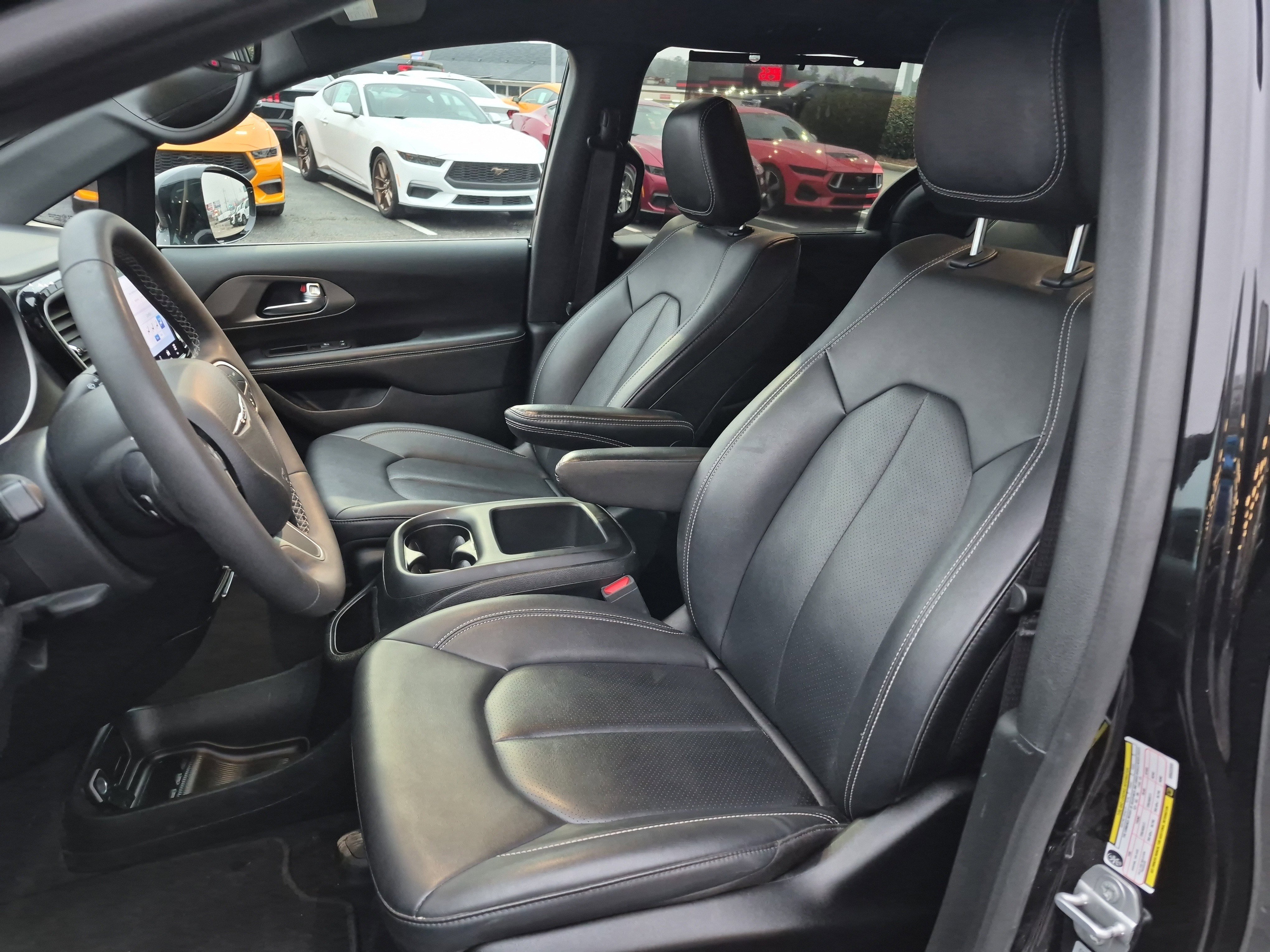 Used 2025 Chrysler Pacifica Select image 10