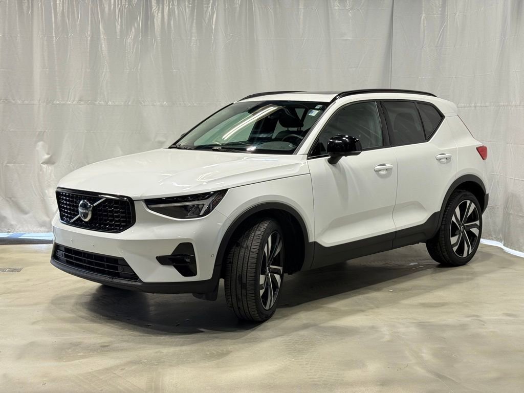 Used 2024 Volvo XC40 B5 Plus w/ Climate Package image 3