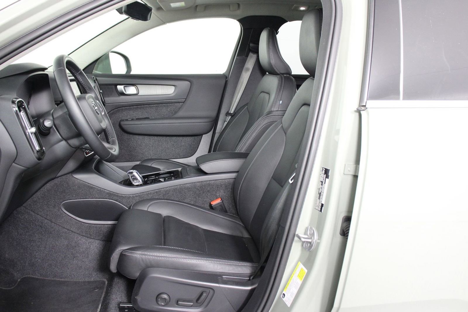 Certified 2025 Volvo XC40 B5 Plus image 31