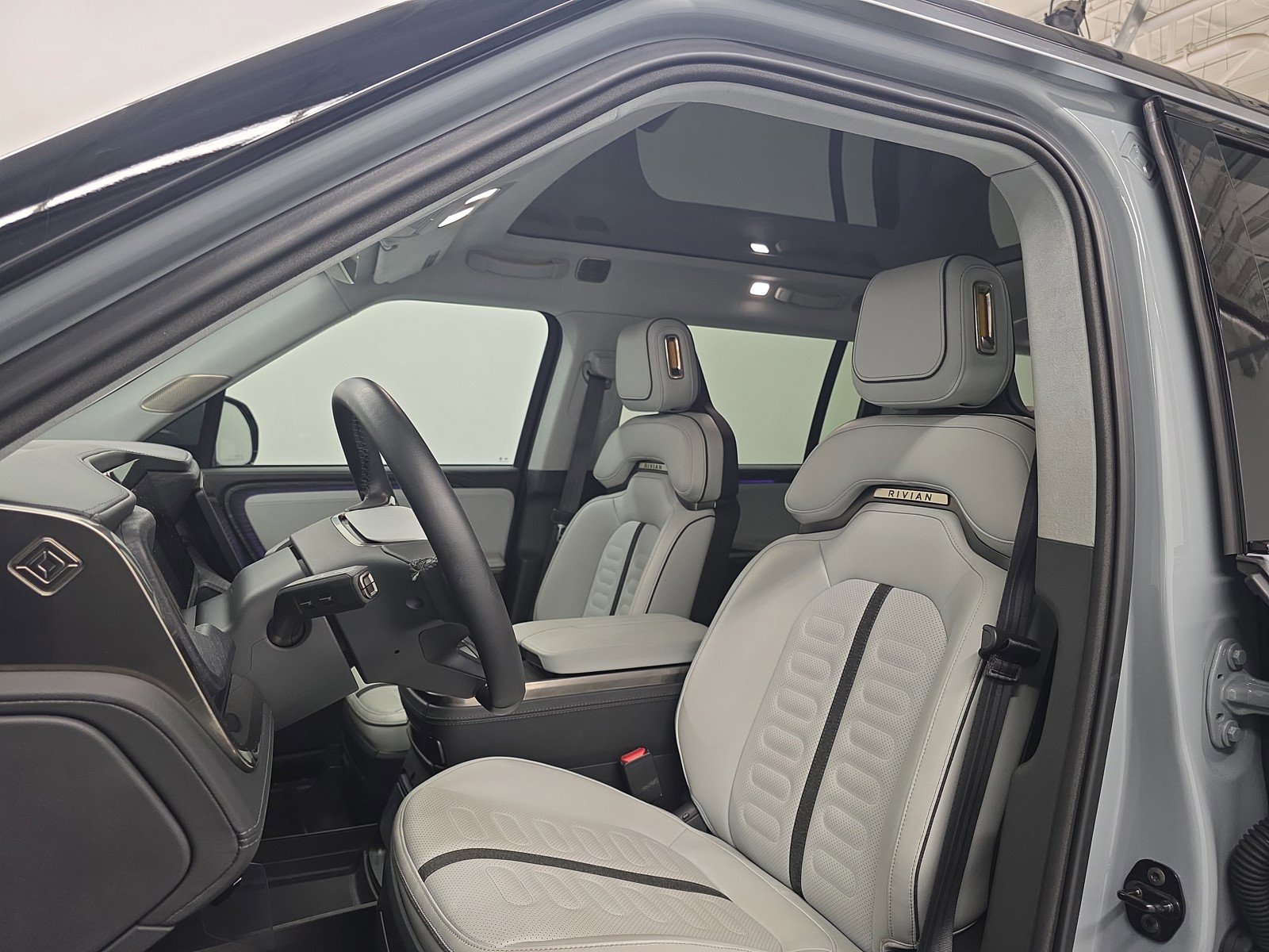 Used 2024 Rivian R1S Adventure AWD/4WD image 20