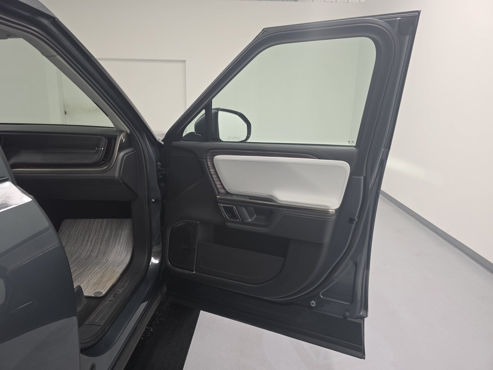 Used 2022 Rivian R1T Adventure AWD/4WD image 18