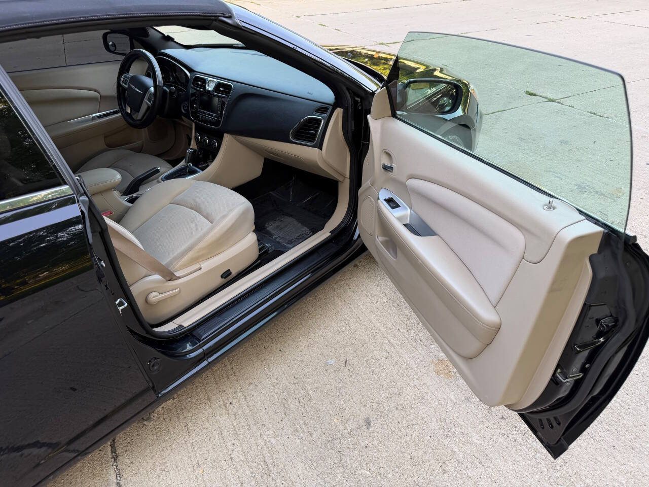 Used 2011 Chrysler 200 Touring FWD image 7