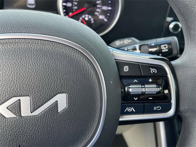 Used 2023 Kia Carnival LX image 17