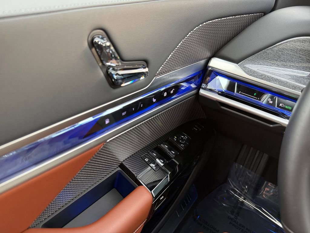Certified 2026 BMW 750e xDrive AWD/4WD image 29