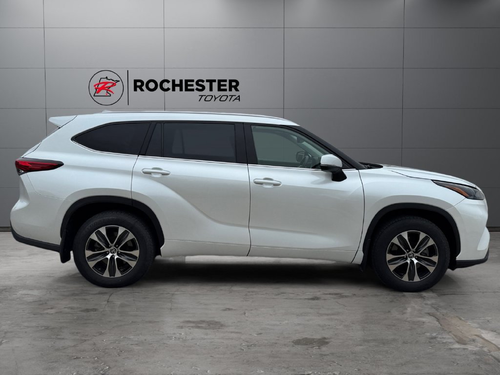 Used 2022 Toyota Highlander XLE AWD/4WD image 6