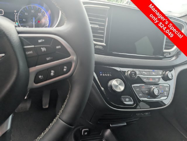 Used 2025 Chrysler Pacifica Select FWD image 16