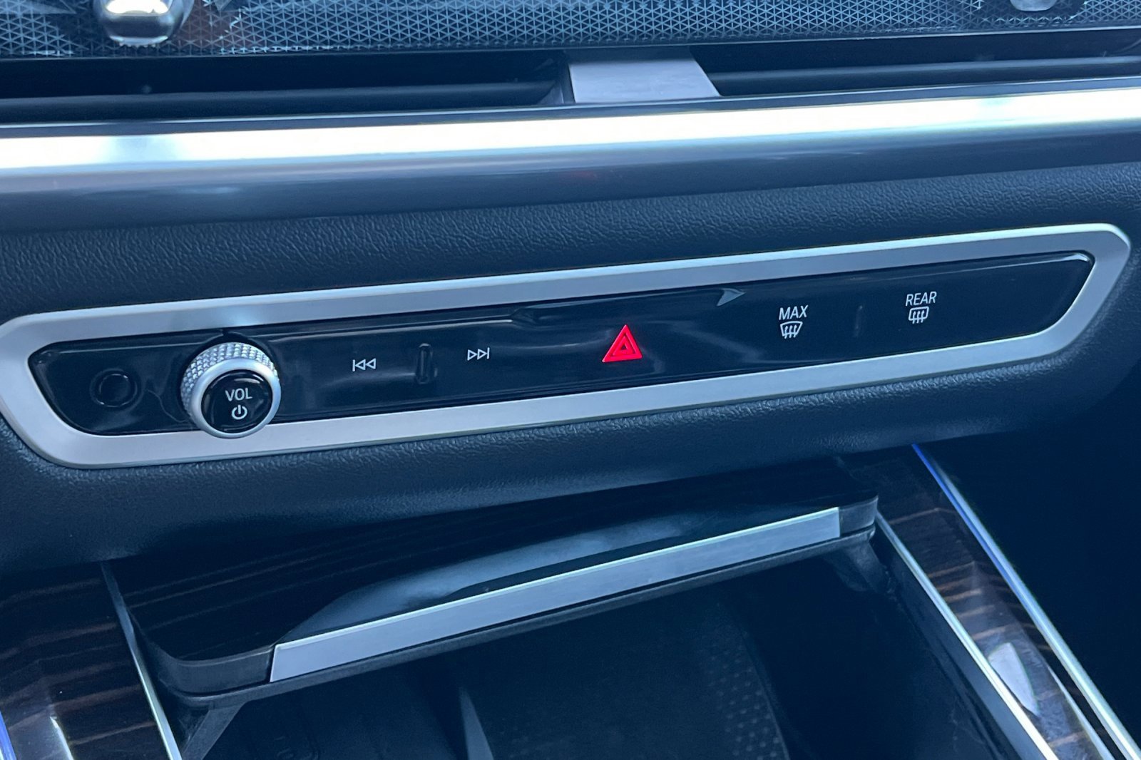 Used 2025 BMW X7 xDrive40i w/ Climate Comfort Package image 30