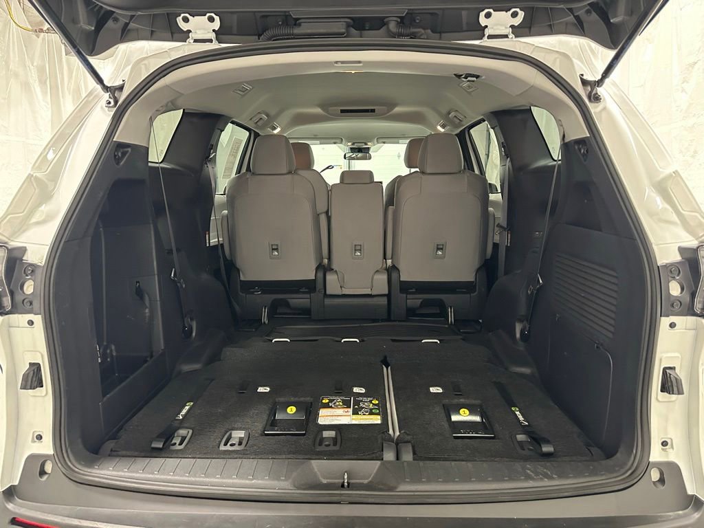 Used 2025 Toyota Sienna LE FWD image 50