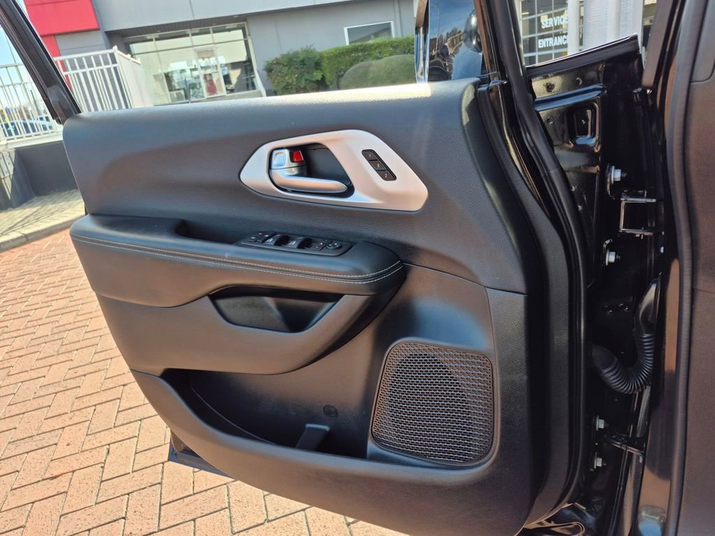 Used 2025 Chrysler Pacifica Limited image 15